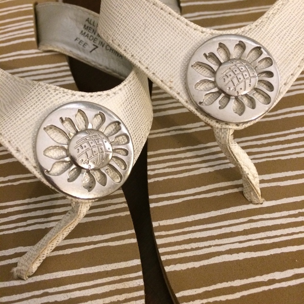 White and gold Yellow Box flip flops - Picture 2 of 4